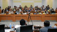 Menteri Komunikasi dan Digital (Menkomdigi) Meutya Hafid saat Rapat Kerja dengan Komisi I DPR RI di Senayan, Jakarta, Selasa (4/2/2025).