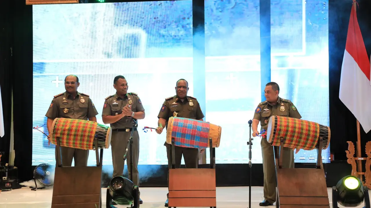 Direktorat Jenderal Bina Administrasi Kewilayahan Kemendagri menyerahkan Penghargaan Karya Bhakti Satpol PP kepada 12 daerah. (Istimewa)