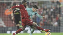 Gelandang Liverpool, Georginio Wijnaldum, berebut bola dengan gelandang Arsenal, Lucas Torreira, pada laga Premier League di Stadion Anfield, Liverpool, Sabtu (29/12). Liverpool menang 5-1 atas Arsenal. (AP/Rui Veira)