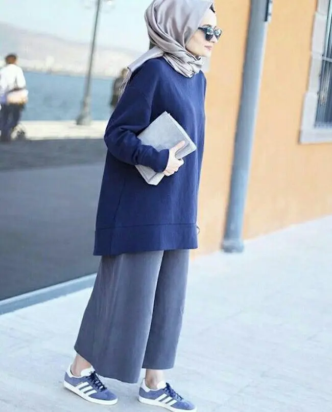 Padu padan busana hijab dengan sweater oversize. (sumber foto: Harina Kurss/pinterest)