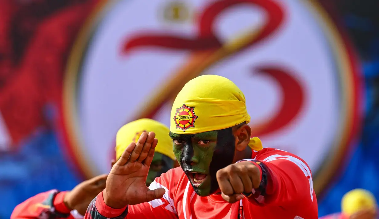 HUT Bhayangkara ke-78 mengusung tema "Polri Presisi Mendukung Percepatan Transformasi Ekonomi yang Berkelanjutan Menuju Indonesia Emas". (CHAIDEER MAHYUDDIN/AFP)
