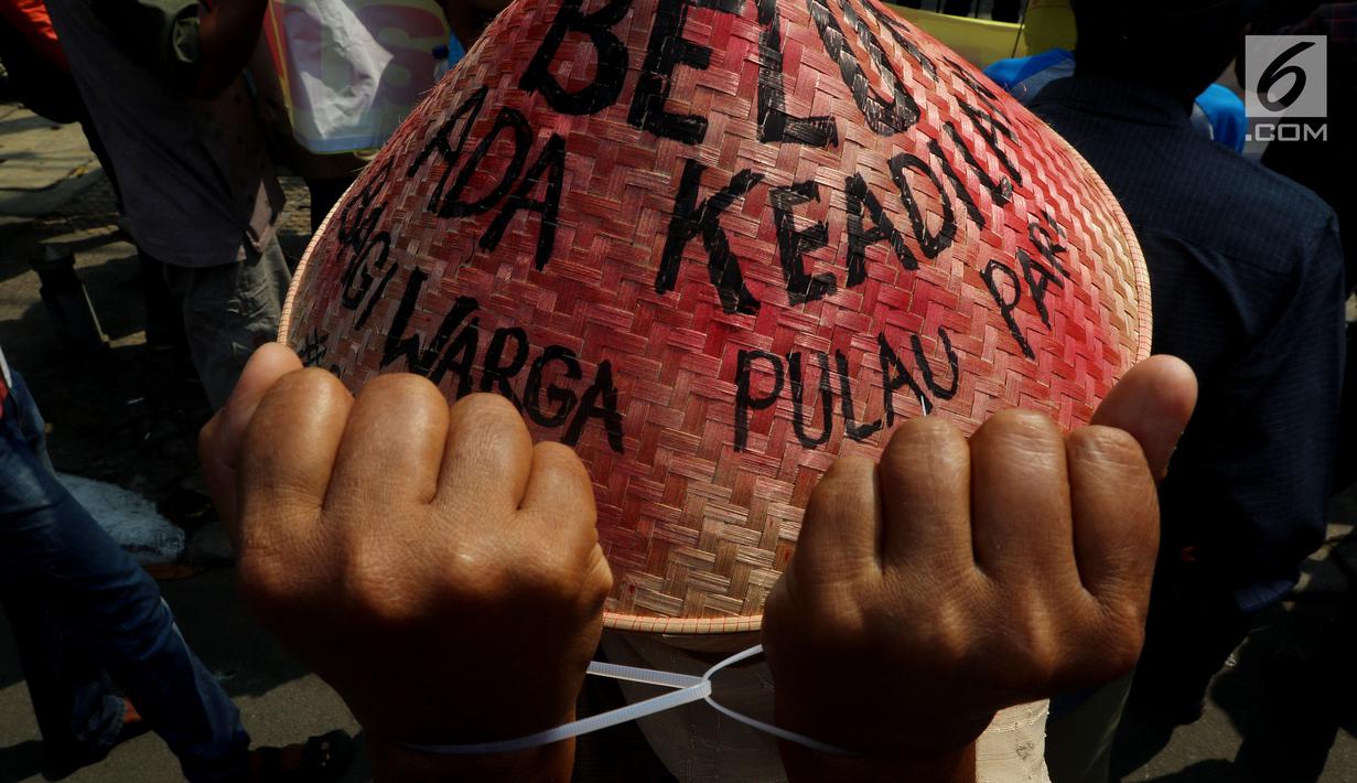Seorang warga Pulau Pari saat berunjuk rasa di depan Pengadilan Negeri Jakarta Utara, Selasa (8/5). Dalam aksinya mereka menuntut dihentikannya Kriminalisasi terhadap nelayan. (Liputan6.com/Johan Tallo)