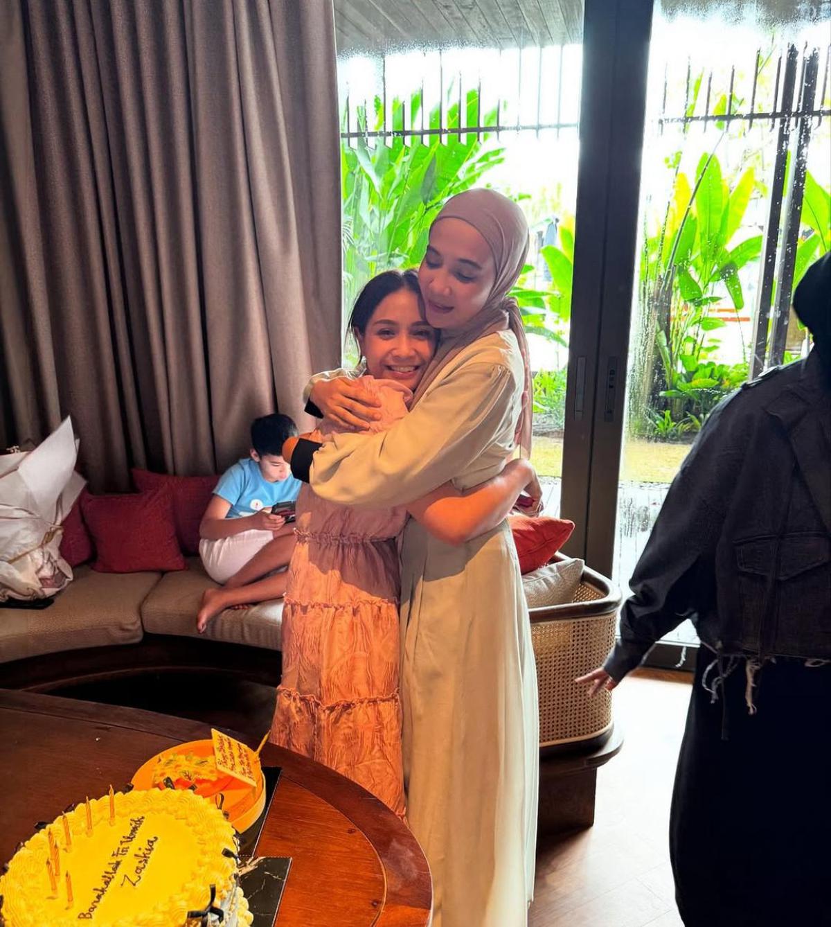 Momen Mengharukan Zaskia Sungkar dan Nagita Slavina Berpelukan, Bukti Persahabatan Sejati