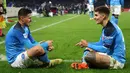 Pemain Napoli Giovanni Di Lorenzo (kanan) dan Eljif Elmas merayakan gol ke gawang Juventus pada pertandingan sepak bola Liga Italia di Stadion Diego Armando Maradona, Naples, Italia, 13 Januari 2023. Napoli mengalahkan Juventus dengan skor 5-1. (Alessandro Garofalo/LaPresse via AP)