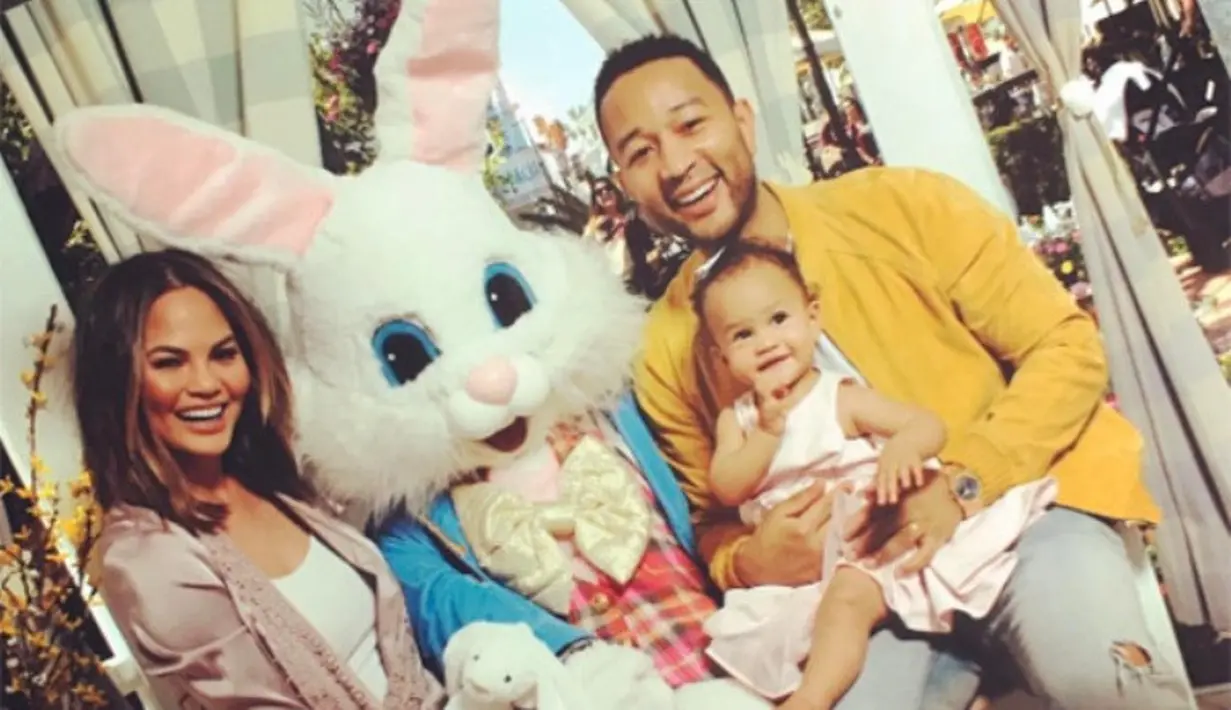 Chrissy Teigen beersama dengan John Legend merayakan paskah dengan badut kelinci nih tahun lalu! (instagram/chrissyteigen)