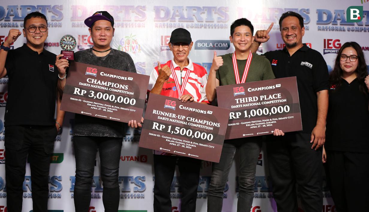 Sejumlah peraih juara pada Darts National Competition series 2 yang berlangsung di Sedayu City, Jakarta, Minggu (28/04/2024). (Bola.com/Revi Muzaki)