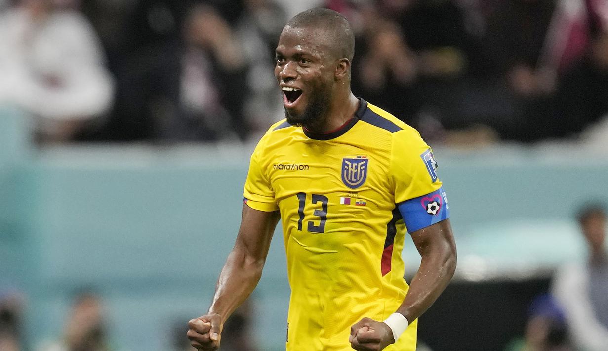 Enner Valencia bertengger di posisi puncak daftar top skor sementara. Bomber Ekuador itu sukses membuat kejutan dan telah mengoleksi tiga gol sepanjang perhelatan Piala Dunia 2022. (AP/Manu Fernandez)