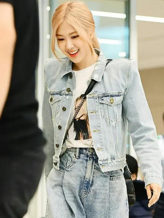 Gaya denim-on-denim ala Rose BLACKPINK kali ini bisa kamu tiru. Padukan jaket dan kulot denim dengan t-shirt bermotif. (Instagram/roses_are_rosie).