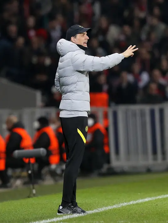 Pelatih Chelsea, Thomas Tuchel menginstruksikan para pemainnya saat bertanding melawan Lille pada pertandingan leg kedua babak 16 besar Liga Champions di stadion Stade Pierre Mauroy, Prancis utara, Kamis (17/3/2022). Chelsea menang atas Lille 3-0. (AP Photo/Michel Spingler)