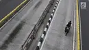 Pengendara sepeda motor melintasi jalur bus Transjakarta di Jalan Gunung Sahari, Jakarta, Kamis (27/12). Selain melanggar hukum, perilaku buruk pemotor tersebut juga dapat membahayakan keselamatan. Liputan6.com/Immanuel Antonius