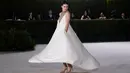 Alexandra Daddario tiba di acara tahunan kedua Academy Museum di Academy Museum of Motion Pictures di Los Angeles, Amerika Serikat, Sabtu (15/10/2022). Alex memasangkan gaunnya dengan sepatu hak tinggi berwarna perak. (AP Photo/Chris Pizzello)