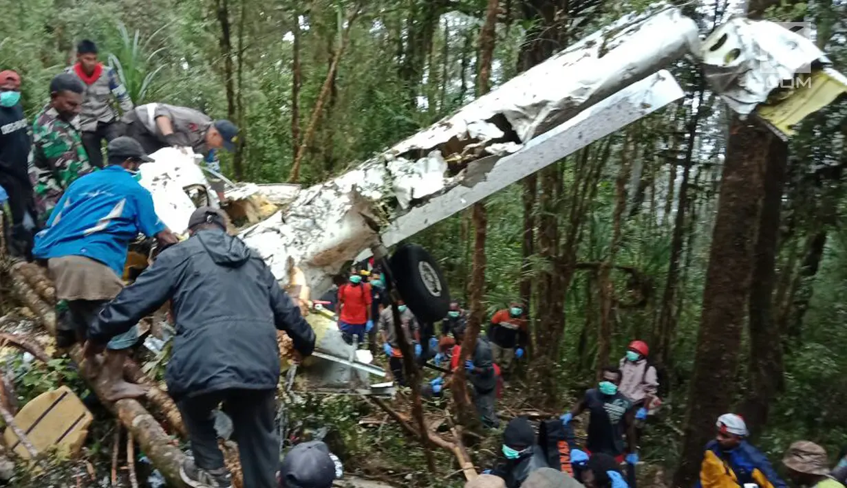 Pesawat Dimonim PK-HVQ yang sempat hilang kontak ditemukan di Kabupaten Pegunungan Bintang, Papua, Minggu (12/8). Dari sembilan penumpang, delapan ditemukan sudah meninggal dunia dan satu masih hidup. (Liputan6.com/HO/Humas Polda Papua)