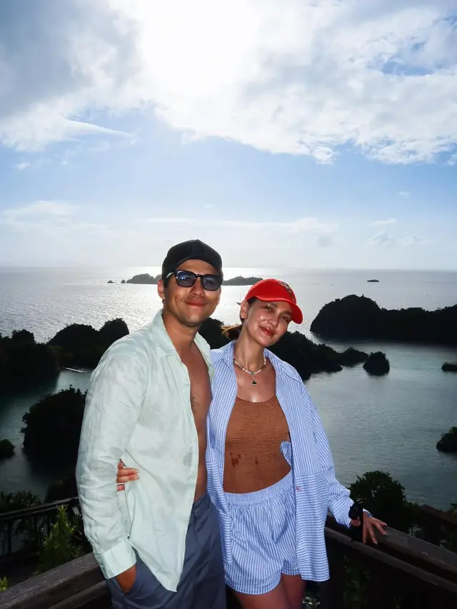 Luna Maya dan Maxime Bouttier Pamer Gaya Resort Wear Kompak Saat Liburan di Raja Ampat
