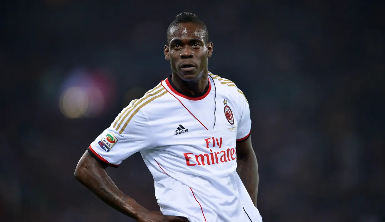 8. Mario Balotelli - Semua penikmat sepak bola sepakat jika julukan Si Bengal pantas disematkan kepada Balotelli. Mantan penyerang AC Milan tersebut kerap berbuat onar baik di dalam maupun luar lapangan. (AFP/Filippo Monteforte)