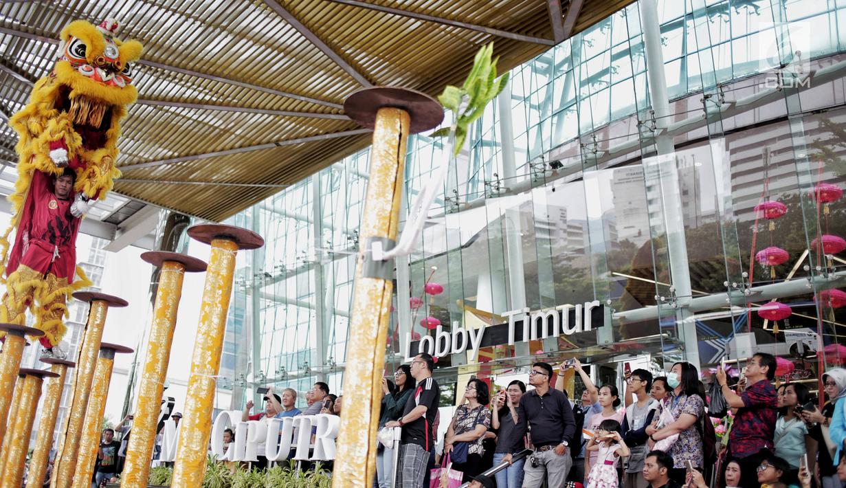 Atraksi barongsai tampil menghibur pengunjung di Mal Ciputra, Jakarta, Jumat (25/1). Acara yang mengusung tema Lucky New Year Lucky You digelar menyambut Tahun Baru Imlek 2570. (Liputan6.com/Faizal Fanani)