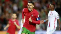 Cristiano Ronaldo. Striker Timnas Portugal berusia 36 tahun ini telah membuat 10 hattrick dari total 115 gol dalam 182 laga internasional. Teranyar ia mencetak 3 gol ke gawang Luksemburg pada laga Kualifikasi Piala Dunia 2022, 12 Oktober 2021 yang berkesudahan 5-0. (AP/Joao Matos)