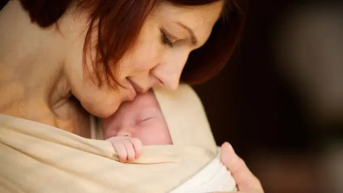 Dekapan ibu dalam gendongan memang paling hangat untuk bayi dan balita © todaysparent.com