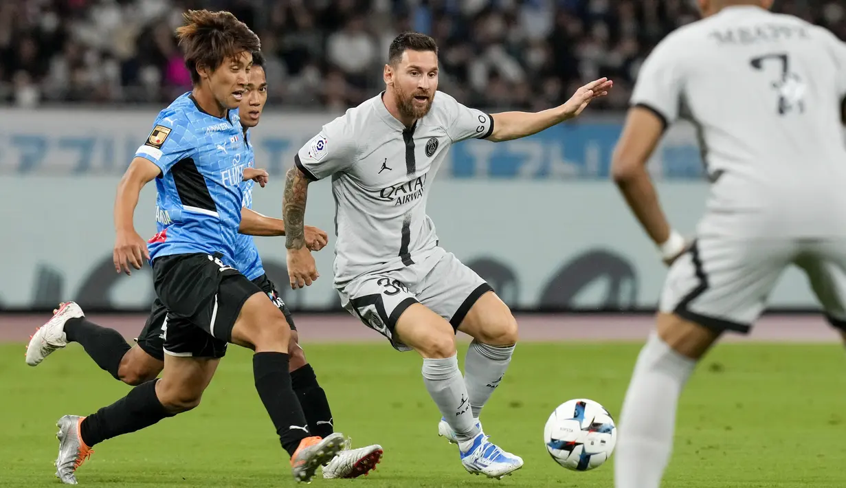 Bermain di Japan National Stadium, PSG langsung menurunkan skuat terbaik mereka. Seluruh pemain inti mereka langsung dimainkan sang pelatih Christophe Galtier sejak awal laga. (AP/Eugene Hoshiko)