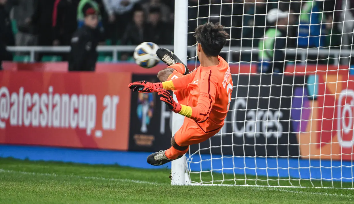 Kiper Uzbekistan U-20, Otabek Boymurodov menatap bola yang melenceng dari gawangnya hasil tendangan pemain Australia U-20 dalam babak adu penalti pada laga perempatfinal Piala Asia U-20 2023 di Milliy Stadium, Tashkent, Uzbekistan, Sabtu (11/3/2023). (AFC/Hasan Pirmuhamedov)