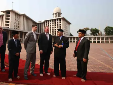 Menteri Pertanian dan Sumber Daya Air Australia, Barnaby Joyce (ketiga kanan) mengunjungi Masjid Istiqlal di Jakarta, Rabu (7/10/2015). Joyce melawat ke masjid terbesar di Asia Tenggara itu bersama Dubes Australia, Paul Grigson.(Liputan6.com/Angga Yuniar)