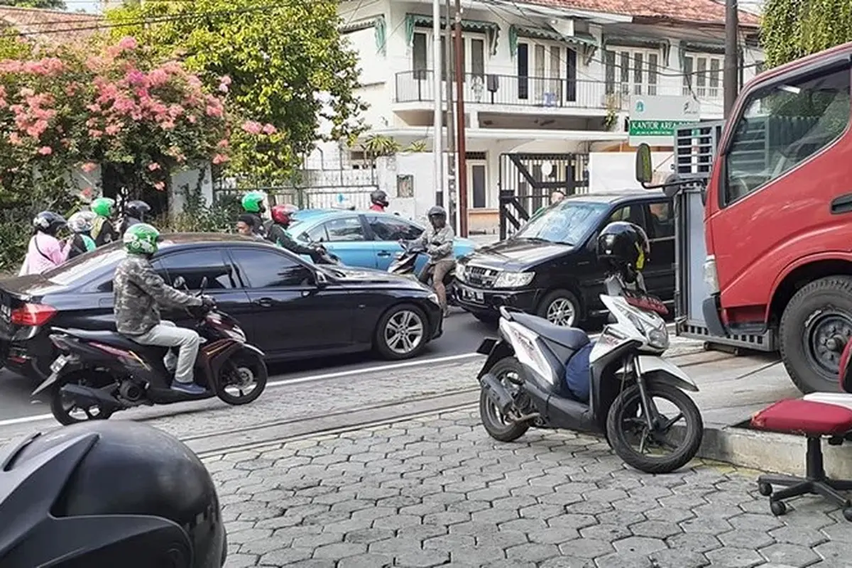 Tak Mau Kalah Meski Lawan Arah, Pengendara BMW Tondongkan Pistol