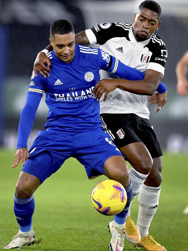 Gelandang Leicester City, Youri Tielemans berebut bola dengan penyerang Fulham, Ivan Cavaleiro pada pekan 10 Liga Inggris 2020-2021 di Stadion King Power, Selasa (1/12/2020) dini hari WIB. Leicester City takluk 1-2 dari tamunya Fulham. (Michael Regan/Pool Photo via AP)