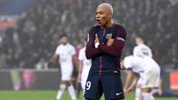 Kylian Mbappe melakukan selebrasi usai mencetak gol ke gawang Caen pada lanjutan pertandingan Ligue 1 di Stadion Raymond-Kopa, di Angers, Prancis (20/12). Sebelumnya rambut MBappe berwarna hitam. (AFP Photo/Franck Fife)