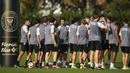 Pemain baru Inter Miami, Luis Suarez (tengah) bersalaman dengan rekan-rekannya di Inter Miami saat latihan pramusim Inter Miami di Florida Blue Training Center, dekat DRV PNK Stadium, Florida, Fort Lauderdale, Sabtu (13/01/2024) waktu setempat. (AP Photo/Rebecca Blackwell)
