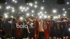 Para pemain Persib Bandung berfoto dengan latar Bobotoh saat peluncuran tim di Stadion Siliwangi, Bandung, Minggu (2/4/2017). Peluncuran tim ini menandai kesiapan Persib menghadapi Liga 1 Indonesia. (Bola.com/Nicklas Hanoatubun)