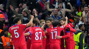 Delapan menit kemudian, Bradley Barcola berhasil menggandakan keunggulan. PSG menutup gol melalui Senny Mayulu pada menit ke-62. (AP Photo/Kin Cheung)