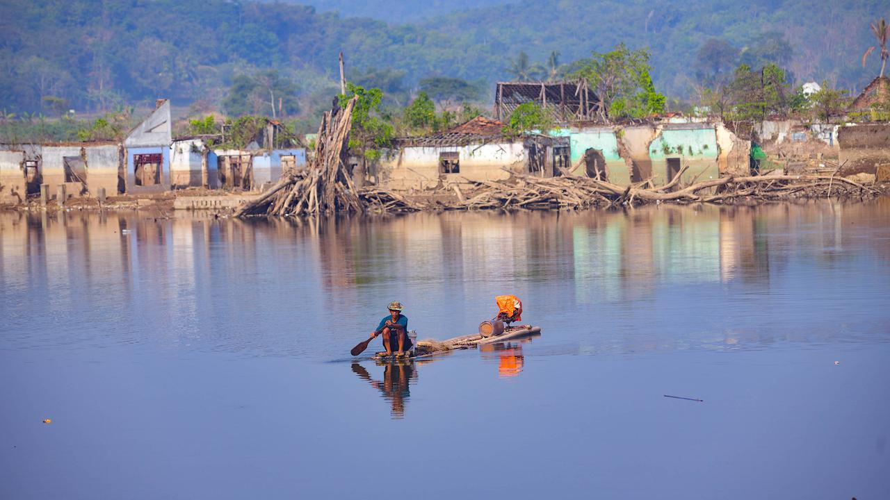 Menyusuri Kampung Somang yang Muncul Saat Kemarau