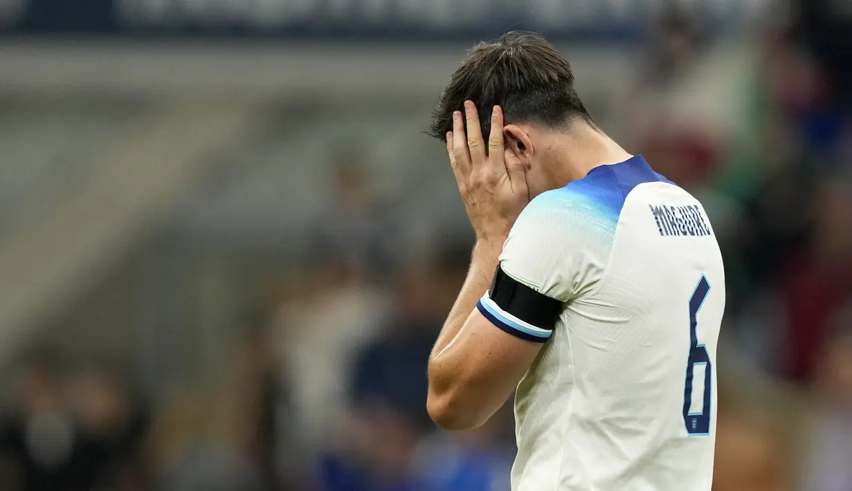 Reaksi Harry Maguire usai pertandingan melawan Italia pada UEFA Nations League di stadion San Siro, di Milan, Italia, Jumat, 23 September 2022. Kekalahan ini memastikan Inggris jeblos ke Liga B UEFA Nations League edisi 2023/2024. (AP Photo/Antonio Calanni)