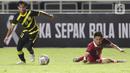 Pemain Timnas U-17 Indonesia, Irvansyah Arvanda Hermanto (kanan) gagal menahan pergerakan M Adam Mikaeel (Malaysia U-17) pada laga terakhir Kualifikasi Grup B Piala Asia U-17 2023 di Stadion Pakansari, Kab. Bogor, Jawa Barat, Minggu (9/10/2022). Laga kedua tim berlangsung sengit dan Timnas U-17 Indonesia menelan pil pahit kekalahan dari Malaysia U-17 dengan skor 1-5. (Liputan6.com/Helmi Fithriansyah)