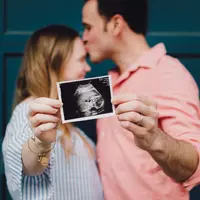 Ilustrasi pasangan yang menjalani program IVF (bayi tabung). Photo by Kelly Sikkema on Unsplash