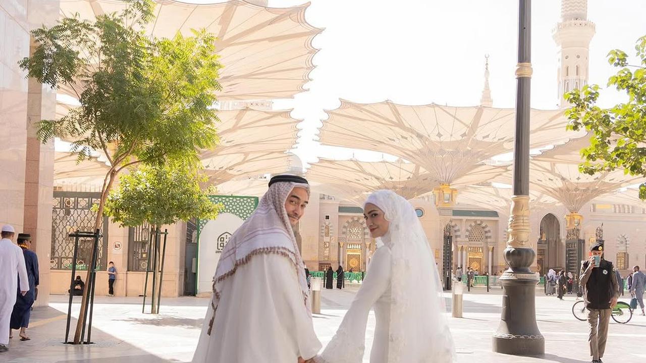 Momen Akad Nikah Zumi Zola dan Putri Zulhas di Masjid Nabawi Madinah
