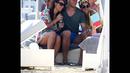 Manuel Neuer berpose bersama fans saat liburan ke Pulau Mykonos, Yunani (Dailymail.co.uk)