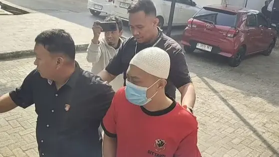 Tampang Taufik Hidayat Saat Rekonstruksi Penyekapan Kekasihnya