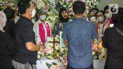 Sejumlah kerabat melayat jenazah Rima Melati di rumah duka RSPAD, Jakarta, Jumat (24/6/2022). Aktris senior, Rima Melati menghembuskan nafas terakhirnya di umurnya yang ke 82. Sebelumnya istri mendiang Frans Tumbuan itu sempat dirawat hampir 2 minggu di RSPAD Gatot Subroto. (Liputan6.com/Faizal Fanani)