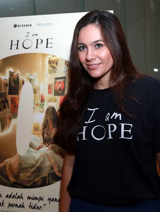 Ditemui di Ciputra Artpreneur Theater, Kuningan, Jakarta Selatan, Senin (21/9/2015), Wulan Guritno mengatakan pesan dari film ‘I am Hope’ untuk memberikan informasi kepada penonton mengenai bahaya kanker. (Deki Prayoga/Bintang.com)