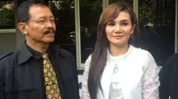 Ditemani pengacara, Nina Wang melaporkan Dodhy eks Kangen Band ke Polda Metro Jaya. [Foto: Fachrur Rozie/Liputan6.com]