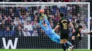 Pemain Valencia, Hugo Duro, mencetak gol penentu kemenangan ke gawang Real Madrid pada laga pekan ke-30 La Liga di Stadion Santiago Bernabeu, Sabtu (5/4/2025). (AP Photo/Manu Fernandez)