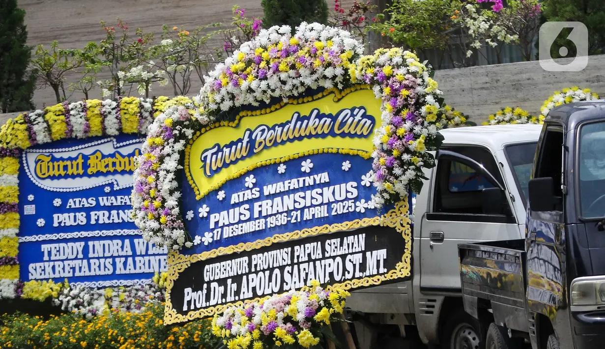 Ada pula karangan bunga dari Sekretaris Kabinet (Seskab) Teddy Indra Wijaya. (Liputan6.com/Herman Zakharia)
