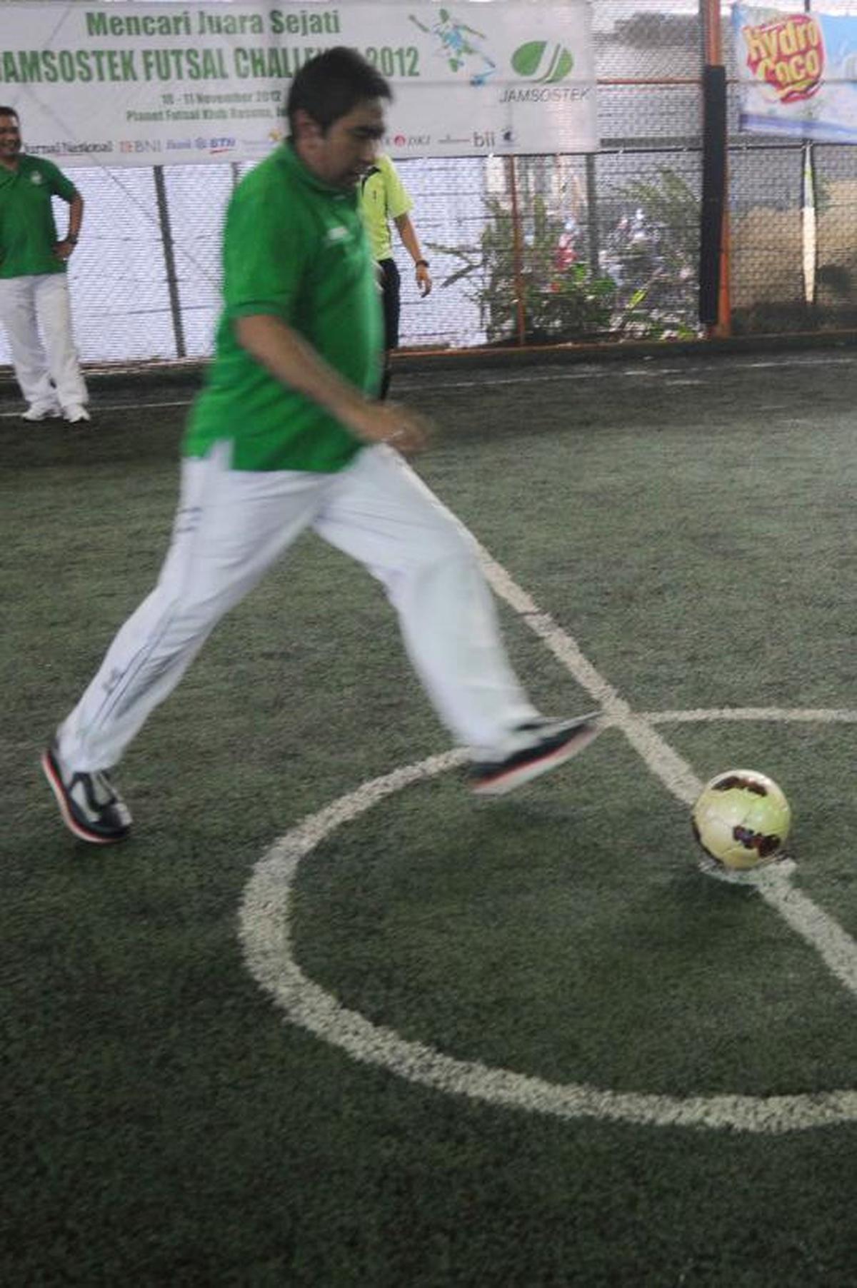 Direktur Jamsostek berlaga main futsal
