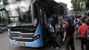 Masyarakat menaiki bus Transjakarta di depan Cibubur Junction, Jakarta, Senin (16/4). Imbas penerapan penerapan Ganjil-Genap di ruas Gerbang Tol Cibubur 2 sebagaian masyarakat memilih menggunakan Transjakarta. (Liputan6.com/Faizal Fanani)