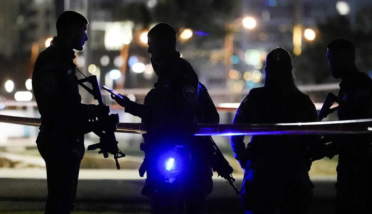 <p>Sumber keamanan Israel menyebut pelaku merupakan warga Arab-Israel berasal dari Kota Kafr Qassem. Mobil tiba-tiba membelok masuk jalur sepeda dan pejalan kaki yang populer di sepanjang pantai Tel Aviv. (AP Photo/Ariel Schalit)</p>