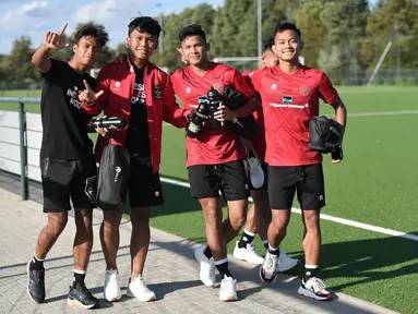 Sejumlah pemain Timnas Indonesia U-17 berpose saat tiba untuk melakukan latihan perdana di Borussia-Park Training Ground, Jerman, Selasa (19/9/2023). Garuda Asia bakal menimba ilmu selama sebulan lebih sebagai persiapan untuk Piala Dunia U-17 2023. (Dok. PSSI)