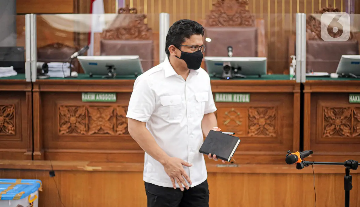 Terdakwa kasus pembunuhan Brigadir Nopriansyah Yosua Hutabarat atau Brigadir J, Ferdy Sambo membawa buku hitam saat menjalani sidang lanjutan dengan agenda mendengarkan keterangan saksi dari Jaksa Penuntut Umum (JPU) di Pengadilan Negeri Jakarta Selatan, Selasa (8/11/2022). Ketua Indonesia Police Watch (IPW), Sugeng Teguh Santoso berharap Ferdy Sambo mau membongkar isi buku hitam tersebut. (Liputan6.com/Faizal Fanani)