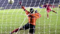 Kiper Timnas Indonesia, Hendro Kartiko, gagal membendung penalti Manit Noyvach (Thailand) di final Piala AFF 2002. (AFP/Weda)