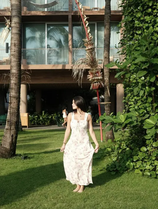 Dengan aksen kerut yang memikat menambah siluet kekinian pada gaya.  [Foto: Instagram/ Maria Theodore]