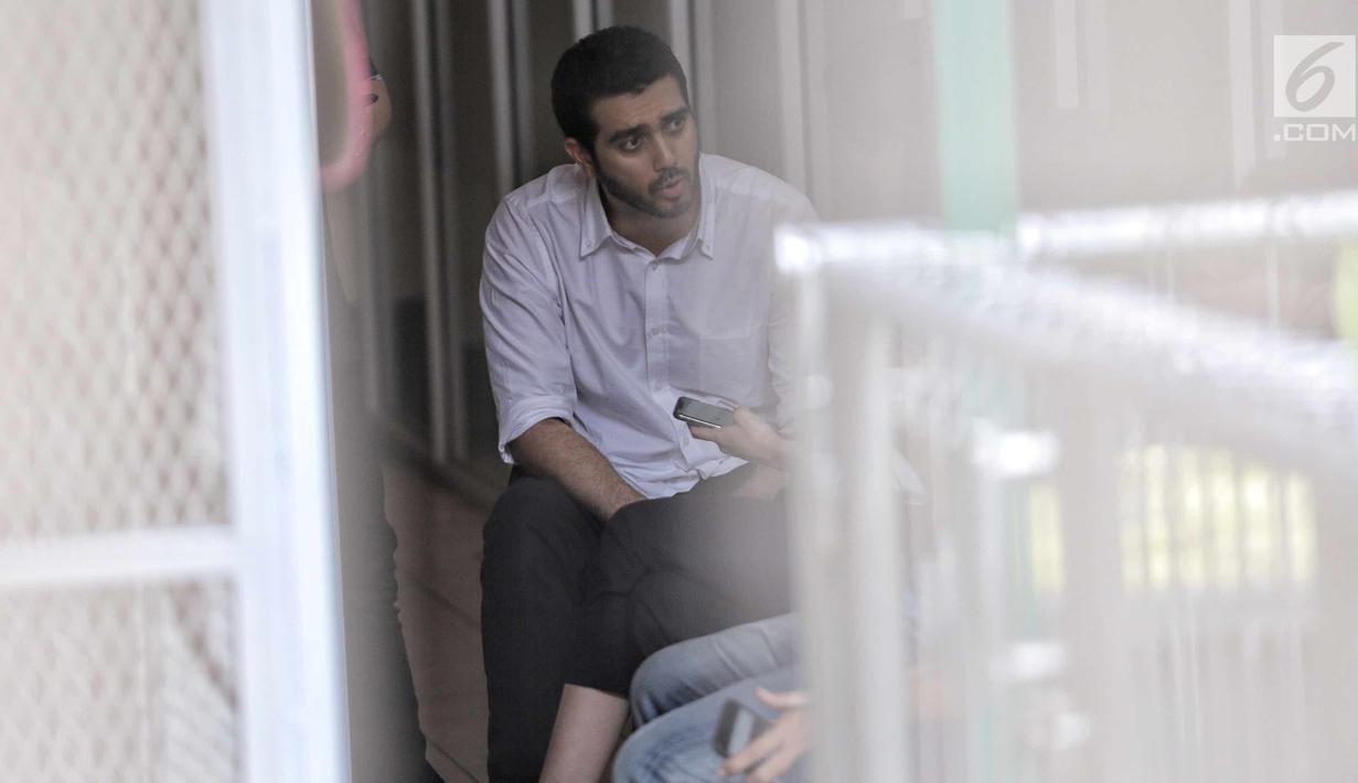 Aktor Fachri Albar berbincang dengan istrinya Renata Kusmanto saat menunggu sidang di ruang tahanan Pengadilan Negeri Jakarta Selatan, Selasa (5/6). (Liputan6.com/Faizal Fanani)